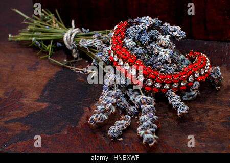 Handgemachter Schmuck und Lavendel Stockfoto