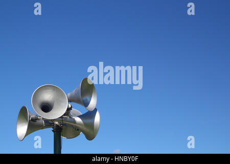 Öffentliche Bekanntmachung System Sprecheinrichtungen gegen blauen Himmel für Kopie Stockfoto