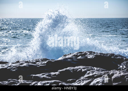 Welle brechen auf Felsen, Marseille, Provence-Alpes-Côte d ' Azur, Frankreich Stockfoto