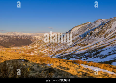 Blick von den Honister Pass im englischen Lake District liegt an der B5289 Road, Gatesgarth, Buttermere Seatoller in Borrowdale, verlinken Stockfoto