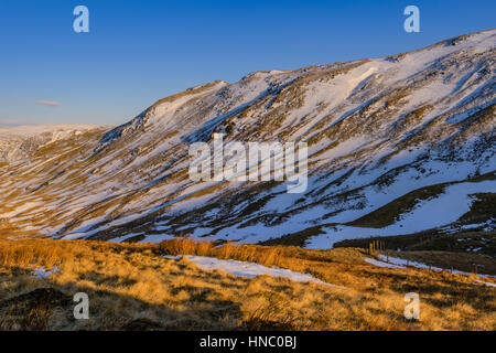 Blick von den Honister Pass im englischen Lake District liegt an der B5289 Road, Gatesgarth, Buttermere Seatoller in Borrowdale, verlinken Stockfoto