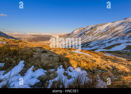 Blick von den Honister Pass im englischen Lake District liegt an der B5289 Road, Gatesgarth, Buttermere Seatoller in Borrowdale, verlinken Stockfoto