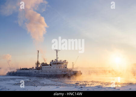 Ice Breaker bricht Eis bei Sonnenuntergang. Stockfoto