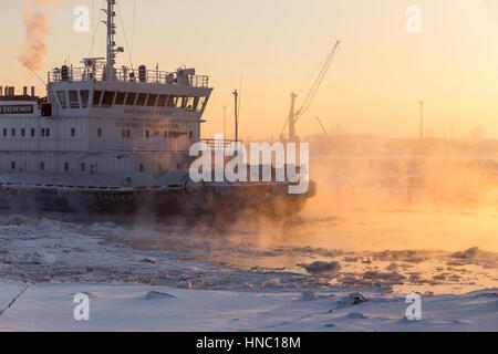 Arkhangelsk, Russland - 8. Februar 2017: Ice Breaker Kapitan Evdokimov bricht Eis bei Sonnenuntergang. Stockfoto