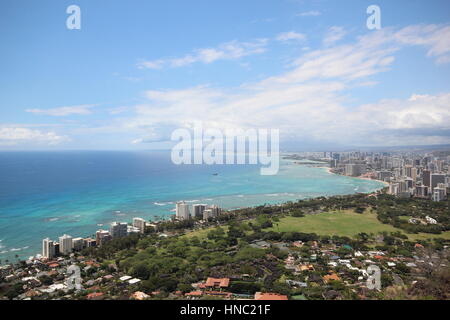 Ein Blick vom Gipfel des Diamond Head Berg in Honolulu, zeigt den Pazifischen Ozean und den wunderschönen Stränden von Hawaii Stockfoto