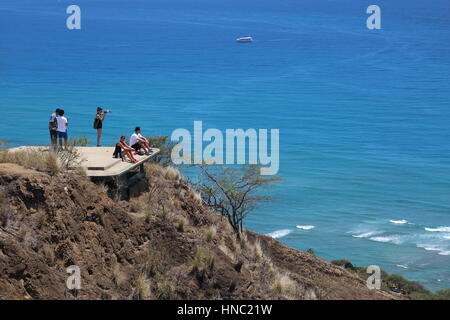 Ein Blick vom Gipfel des Diamond Head Berg in Honolulu, zeigt den Pazifischen Ozean und den wunderschönen Stränden von Hawaii Stockfoto