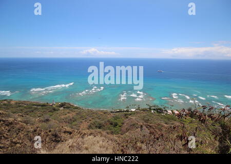 Ein Blick vom Gipfel des Diamond Head Berg in Honolulu, zeigt den Pazifischen Ozean und den wunderschönen Stränden von Hawaii Stockfoto