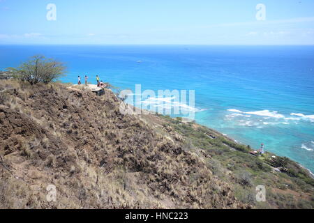 Ein Blick vom Gipfel des Diamond Head Berg in Honolulu, zeigt den Pazifischen Ozean und den wunderschönen Stränden von Hawaii Stockfoto