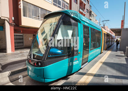 Santa Cruz De Tenerife, Spanien - 20. August 2016: Moderne Alstom Straßenbahn am Bahnhof am August 20,2016 in Teneriffa, Kanarische Inseln, Spanien. Stockfoto