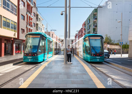 Santa Cruz De Tenerife, Spanien - 20. August 2016: Moderns Alstom Straßenbahnen an der Station am August 20,2016 in Teneriffa, Kanarische Inseln, Spanien. Stockfoto