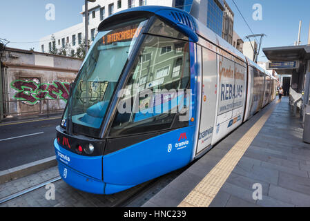 Santa Cruz De Tenerife, Spanien - 20. August 2016: Moderne Alstom Straßenbahn am Bahnhof am August 20,2016 in Teneriffa, Kanarische Inseln, Spanien. Stockfoto