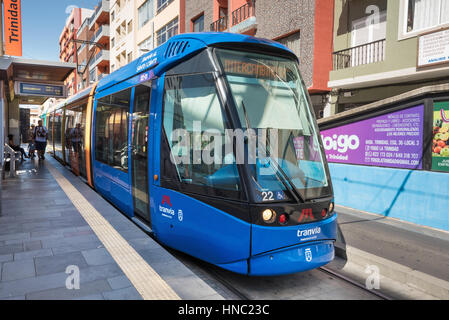 Santa Cruz De Tenerife, Spanien - 20. August 2016: Moderne Alstom Straßenbahn am Bahnhof am August 20,2016 in Teneriffa, Kanarische Inseln, Spanien. Stockfoto