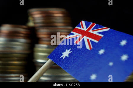 Australische Flagge winken mit Stapel von Geld Münzen Makro Stockfoto