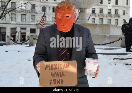 New York, USA. 10. Februar 2017 - hat Amnesty International gegen die Abschiebung von Migranten und den Bau der Mauer vor dem Trump Tower protestiert, aufbauend auf der 5th Avenue in Manhatan. . New York, USA. 10. Februar 2017. Bildnachweis: LUIZ ROBERTO LIMA/Alamy Live-Nachrichten Stockfoto