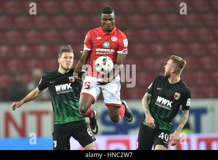 Mainz, Deutschland. 10. Februar 2017. Der Mainzer Jhon Cordoba (c) und Augsburgs Jeffrey Gouweleeuw (l) und Tim Rieder wetteifern um den Ball in der deutschen Bundesliga-Fußballspiel zwischen FSV Mainz 05 und FC Augsburg in der Opel-Arena in Mainz, Deutschland, 10. Februar 2017. (EMBARGO Bedingungen - Achtung: aufgrund der Akkreditierungsrichtlinien die DFL nur erlaubt die Veröffentlichung und Nutzung von bis zu 15 Bilder pro Spiel im Internet und in Online-Medien während des Spiels.) Foto: Torsten Silz/Dpa/Alamy Live News Stockfoto