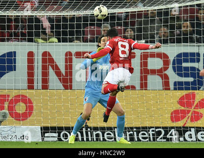 Mainz, Deutschland. 10. Februar 2017. Der Mainzer Levin Öztunali (r) Köpfe den Ball vorbei an Augsburgs Marwin Hitz zu geben seine Seite eine 1:0-Führung während der deutschen Fußball-Bundesliga-Fußball-match zwischen FSV Mainz 05 und FC Augsburg in der Opel-Arena in Mainz, Deutschland, 10. Februar 2017. (EMBARGO Bedingungen - Achtung: aufgrund der Akkreditierungsrichtlinien die DFL nur erlaubt die Veröffentlichung und Nutzung von bis zu 15 Bilder pro Spiel im Internet und in Online-Medien während des Spiels.) Foto: Torsten Silz/Dpa/Alamy Live News Stockfoto