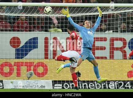 Mainz, Deutschland. 10. Februar 2017. Der Mainzer Levin Öztunali (l) leitet den Ball in die Rückseite des Netzes, um seine Seite eine 1:0-Führung in der deutschen Bundesliga-Fußballspiel zwischen FSV Mainz 05 und FC Augsburg in der Opel-Arena in Mainz, Deutschland, 10. Februar 2017 geben. (EMBARGO Bedingungen - Achtung: aufgrund der Akkreditierungsrichtlinien die DFL nur erlaubt die Veröffentlichung und Nutzung von bis zu 15 Bilder pro Spiel im Internet und in Online-Medien während des Spiels.) Foto: Torsten Silz/Dpa/Alamy Live News Stockfoto