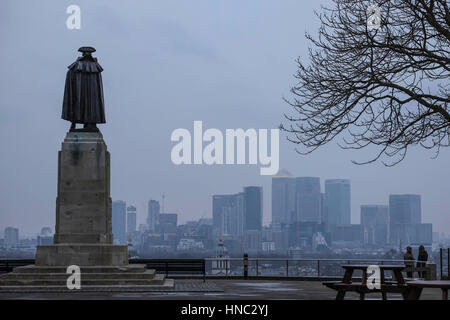 London, UK. 10. Februar 2017. Nebel mit dichten Wolken über London. Blick von der Spitze der Greenwich Park. Bildnachweis: Claire Doherty/Alamy Live News Stockfoto