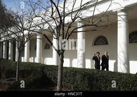 Washington DC, USA. 10. Februar 2017. US-Präsident Donald Trump und Japan Premierminister Shinzo Abe gehen gemeinsam zu ihrer gemeinsamen Pressekonferenz im East Room des weißen Hauses am 10. Februar 2017 in Washington, DC. Dies ist Abe es erste offizielle Stockfoto