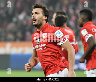 Mainz, Deutschland. 10. Februar 2017. Der Mainzer Jairo Samperio feiert nach seinem Tor den Strafstoß zu geben seine Seite einen 2:0-Vorsprung in der deutschen Bundesliga-Fußballspiel zwischen FSV Mainz 05 und FC Augsburg in der Opel-Arena in Mainz, Deutschland, 10. Februar 2017. (EMBARGO Bedingungen - Achtung: aufgrund der Akkreditierungsrichtlinien die DFL nur erlaubt die Veröffentlichung und Nutzung von bis zu 15 Bilder pro Spiel im Internet und in Online-Medien während des Spiels.) Foto: Torsten Silz/Dpa/Alamy Live News Stockfoto