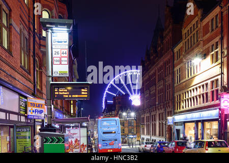 Nottingham, UK. 10. Feb 2017. Nottingham Licht Nacht feiert 10-jähriges Jubiläum mit Licht zeigt alle rund um die Innenstadt. Nottingham Castle leuchtet, Riesenrad auf dem alten Marktplatz, und viele weitere Attraktionen während der Nacht. Credit: Ian Francis/Alamy leben Nachrichten Stockfoto