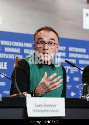 Berlin, Deutschland. 10. Februar 2017. Direktor des britischen Films "T2 Trainspotting" Danny Boyle besucht eine Pressekonferenz während der 67. Berlinale Internationalen Filmfestspiele in Berlin, Hauptstadt Deutschlands, am 10. Februar 2017. Bildnachweis: Shan Yuqi/Xinhua/Alamy Live-Nachrichten Stockfoto