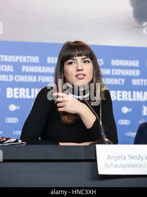 Berlin, Deutschland. 10. Februar 2017. Schauspielerin Anjela Nedyalkova des britischen Films "T2 Trainspotting" besucht eine Pressekonferenz während der 67. Berlinale Internationalen Filmfestspiele in Berlin, Hauptstadt Deutschlands, am 10. Februar 2017. Bildnachweis: Shan Yuqi/Xinhua/Alamy Live-Nachrichten Stockfoto