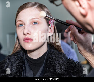 New York, USA. 10. Februar 2017. Hinter den Kulissen bereitet ein Modell eute Shakar FW17 Kollektion Modenschau während der New York Fashion Week am Pier 59 Studios, Manhattan Credit: Sam Aronov/Alamy Live News Stockfoto