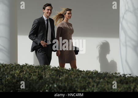 White House Seniorberater des Präsidenten für strategische Planung Jared Kushner (L) und seine Frau und Tochter Präsident Donald Trump Ivanka Trump gehen entlang der West Wing Kolonnade nach einem bilateralen Treffen zwischen Trump und japanischen Ministerpräsidenten Stockfoto