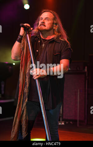 Pompano Beach, FL, USA. 10. Februar 2017. Lynyrd Skynyrd führt auf die Pompano Beach Amphitheater am 10. Februar 2017 in Pompano Beach, Florida. Stockfoto