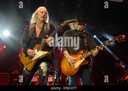 Pompano Beach, FL, USA. 10. Februar 2017. Lynyrd Skynyrd führt auf die Pompano Beach Amphitheater am 10. Februar 2017 in Pompano Beach, Florida. Stockfoto