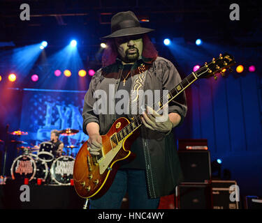 Pompano Beach, FL, USA. 10. Februar 2017. Lynyrd Skynyrd führt auf die Pompano Beach Amphitheater am 10. Februar 2017 in Pompano Beach, Florida. Stockfoto