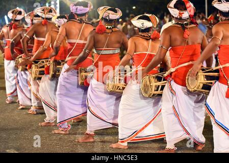 Colombo, Sri Lanka. 10. Februar 2017. Traditionelle Tänzer Kandyan während des Festivals Navam Perahera in Colombo, Sri Lanka, 10. Februar 2017. Eine große Festival Parade, benannt "Navam Perahera" wird jährlich im Februar in Sri Lanka, zeigt die reiche religiöse und kulturelle Tradition der Inselstaat gefeiert. Bildnachweis: Gayan Sameera/Xinhua/Alamy Live-Nachrichten Stockfoto