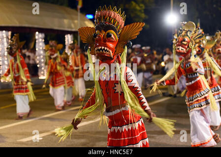 Colombo, Sri Lanka. 10. Februar 2017. Traditionelle Tänzer Kandyan während des Festivals Navam Perahera in Colombo, Sri Lanka, 10. Februar 2017. Eine große Festival Parade, benannt "Navam Perahera" wird jährlich im Februar in Sri Lanka, zeigt die reiche religiöse und kulturelle Tradition der Inselstaat gefeiert. Bildnachweis: Gayan Sameera/Xinhua/Alamy Live-Nachrichten Stockfoto