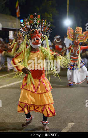 Colombo, Sri Lanka. 10. Februar 2017. Traditionelle Tänzer Kandyan während des Festivals Navam Perahera in Colombo, Sri Lanka, 10. Februar 2017. Eine große Festival Parade, benannt "Navam Perahera" wird jährlich im Februar in Sri Lanka, zeigt die reiche religiöse und kulturelle Tradition der Inselstaat gefeiert. Bildnachweis: Gayan Sameera/Xinhua/Alamy Live-Nachrichten Stockfoto