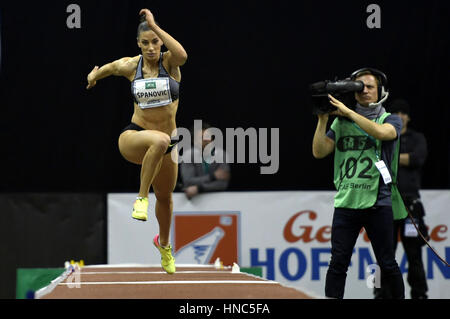 Berlin, Deutschland. 10. Februar 2017. ISTAF Indoor 2017, Mercedes-Benz-Arena in Berlin, Deutschland. 10. Februar 2017.  Frauen Weitsprung Gewinner Ivana Spanovic (Serbien) 6,87 Meter springen. Bildnachweis: Paul Velasco/Alamy Live-Nachrichten Stockfoto