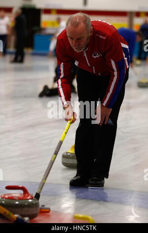 Hamilton, Glasgow, Schottland. 10. Februar 2017. Aktion aus der am Vormittag des Mens schottischen Senior Curling Championships in Hamilton Eishalle.  Image Credit: Colin Poultney/Alamy Live-Nachrichten Stockfoto