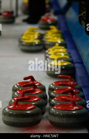 Hamilton, Glasgow, Schottland. 10. Februar 2017. Aktion aus der am Vormittag des Mens schottischen Senior Curling Championships in Hamilton Eishalle.  Image Credit: Colin Poultney/Alamy Live-Nachrichten Stockfoto