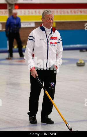 Hamilton, Glasgow, Schottland. 10. Februar 2017. Aktion aus der am Vormittag des Mens schottischen Senior Curling Championships in Hamilton Eishalle.  Image Credit: Colin Poultney/Alamy Live-Nachrichten Stockfoto