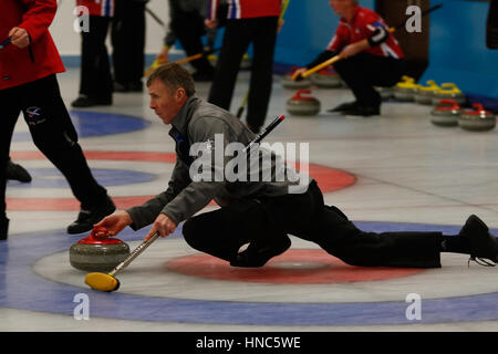 Hamilton, Glasgow, Schottland. 10. Februar 2017. Aktion aus der am Vormittag des Mens schottischen Senior Curling Championships in Hamilton Eishalle.  Image Credit: Colin Poultney/Alamy Live-Nachrichten Stockfoto