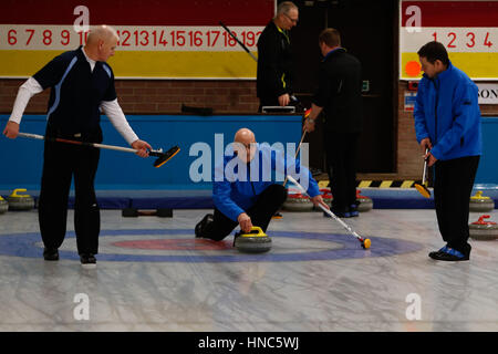 Hamilton, Glasgow, Schottland. 10. Februar 2017. Aktion aus der am Vormittag des Mens schottischen Senior Curling Championships in Hamilton Eishalle.  Image Credit: Colin Poultney/Alamy Live-Nachrichten Stockfoto