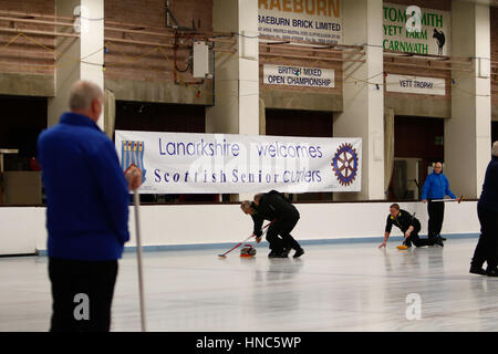 Hamilton, Glasgow, Schottland. 10. Februar 2017. Aktion aus der am Vormittag des Mens schottischen Senior Curling Championships in Hamilton Eishalle.  Image Credit: Colin Poultney/Alamy Live-Nachrichten Stockfoto