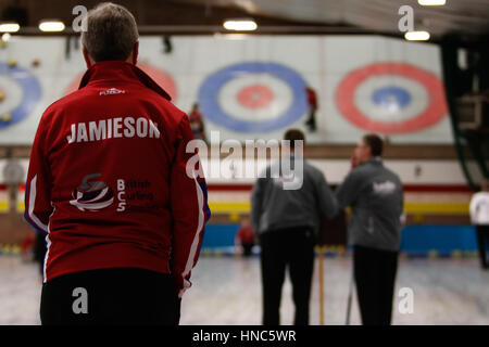 Hamilton, Glasgow, Schottland. 10. Februar 2017. Aktion aus der am Vormittag des Mens schottischen Senior Curling Championships in Hamilton Eishalle.  Image Credit: Colin Poultney/Alamy Live-Nachrichten Stockfoto