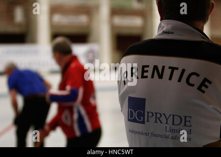 Hamilton, Glasgow, Schottland. 10. Februar 2017. Aktion aus der am Vormittag des Mens schottischen Senior Curling Championships in Hamilton Eishalle.  Image Credit: Colin Poultney/Alamy Live-Nachrichten Stockfoto