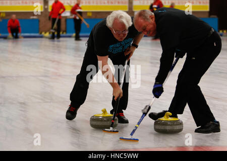 Hamilton, Glasgow, Schottland. 10. Februar 2017. Aktion aus der am Vormittag des Mens schottischen Senior Curling Championships in Hamilton Eishalle.  Image Credit: Colin Poultney/Alamy Live-Nachrichten Stockfoto