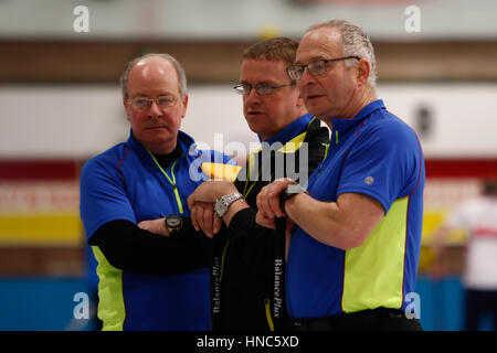 Hamilton, Glasgow, Schottland. 10. Februar 2017. Aktion aus der am Vormittag des Mens schottischen Senior Curling Championships in Hamilton Eishalle.  Image Credit: Colin Poultney/Alamy Live-Nachrichten Stockfoto