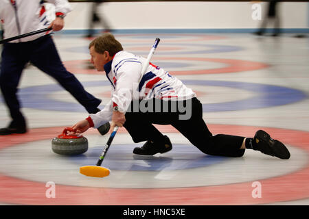 Hamilton, Glasgow, Schottland. 10. Februar 2017. Aktion aus der am Vormittag des Mens schottischen Senior Curling Championships in Hamilton Eishalle. Das Ereignis weiter über das ganze Wochenende mit dem Finale am Nachmittag Sundy läuft. Image Credit: Colin Poultney/Alamy Live-Nachrichten Stockfoto