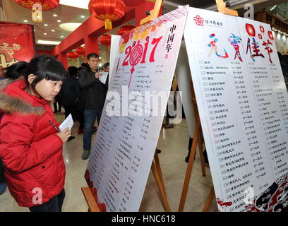 Cangzhou, Chinas Provinz Hebei. 11. Februar 2017. Menschen lösen Rätsel, Laterne um das Laternenfest in einer Bibliothek in Cangzhou, Nordchinas Provinz Hebei, 11. Februar 2017 feiern. Bildnachweis: Mu Yu/Xinhua/Alamy Live-Nachrichten Stockfoto