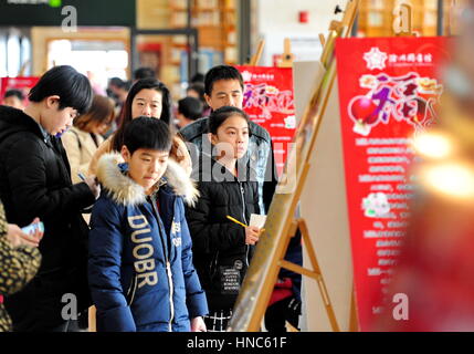 Cangzhou, Chinas Provinz Hebei. 11. Februar 2017. Menschen lösen Rätsel, Laterne um das Laternenfest in einer Bibliothek in Cangzhou, Nordchinas Provinz Hebei, 11. Februar 2017 feiern. Bildnachweis: Mu Yu/Xinhua/Alamy Live-Nachrichten Stockfoto