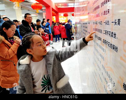 Cangzhou, Chinas Provinz Hebei. 11. Februar 2017. Menschen lösen Rätsel, Laterne um das Laternenfest in einer Bibliothek in Cangzhou, Nordchinas Provinz Hebei, 11. Februar 2017 feiern. Bildnachweis: Mu Yu/Xinhua/Alamy Live-Nachrichten Stockfoto